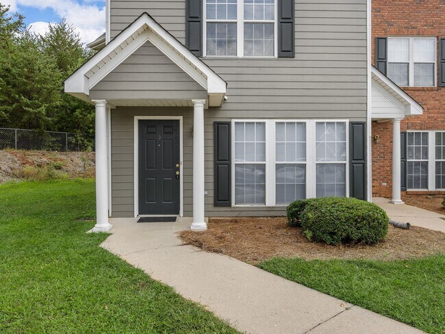 Foto del edificio - Freshly Renovated 2 BR, 2.5 BA Townhome Ce...