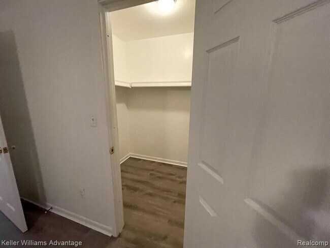 Building Photo - 7020 Villa Dr