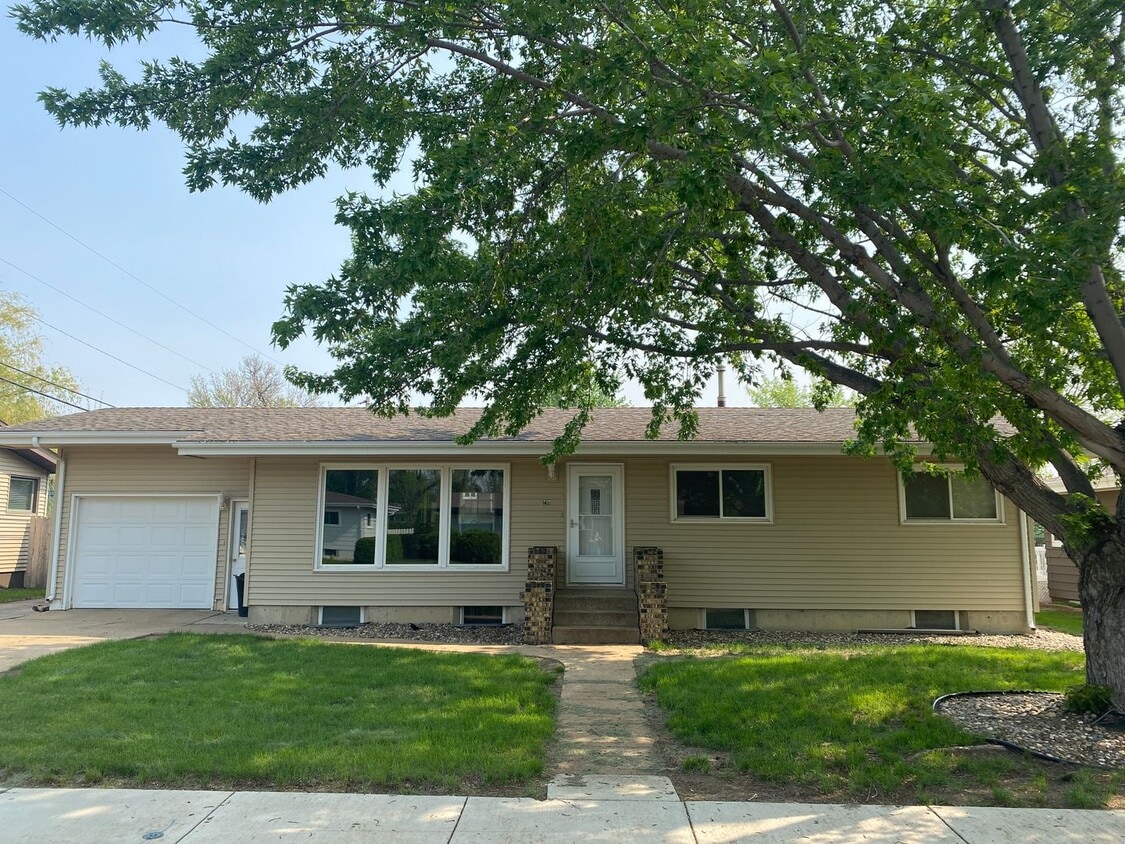 240 Allen St, Dickinson, ND 58601 House Rental in Dickinson, ND