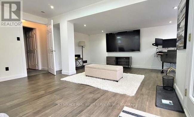 Building Photo - 33 Tobermory Crescent