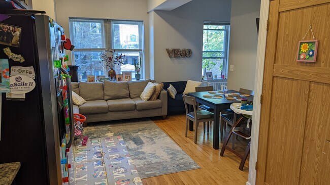 Building Photo - 2215 W Medill Ave