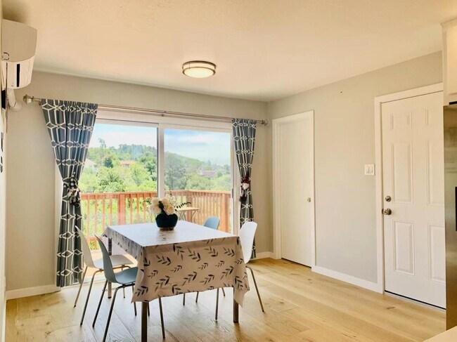 Foto del edificio - 3513 Hillcrest Dr