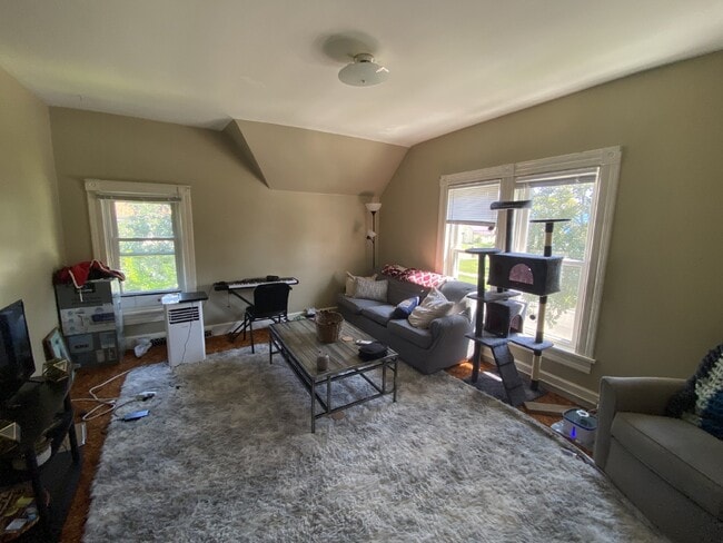Building Photo - 2 Bed 1 Bath Available June 1st!