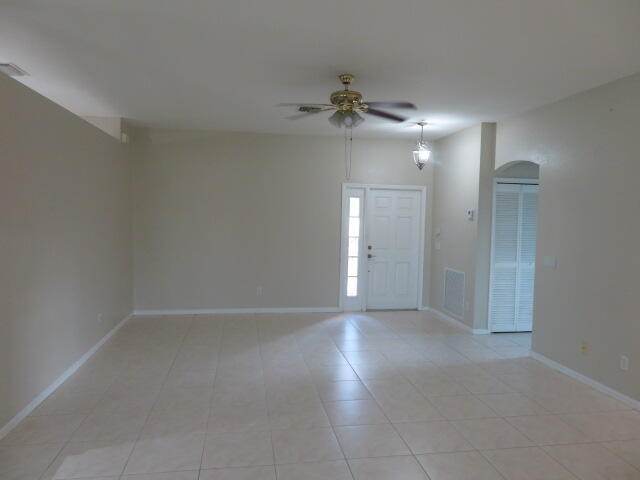Foto del edificio - 589 Waverly Cir