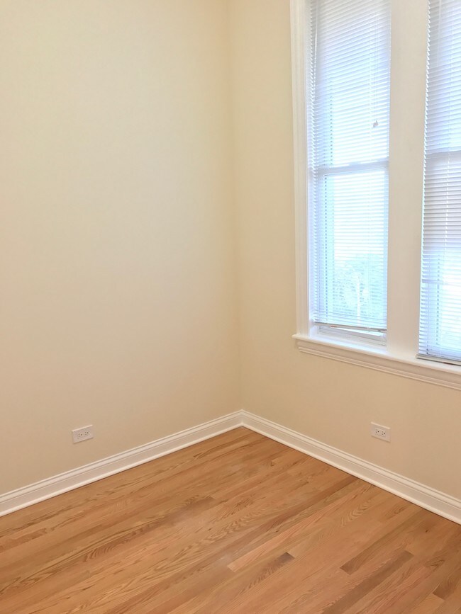 Foto del edificio - 3322 N Troy St
