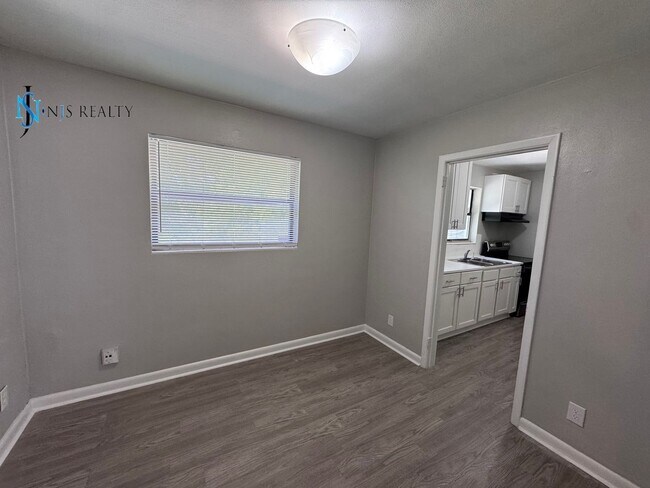 Building Photo - BEAUTIFUL 3/1 large 1417 sq ft home with N...