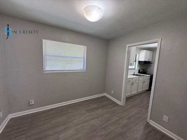 Building Photo - JUST REDUCED!!!  Beautiful 3/1 large 1417 ...