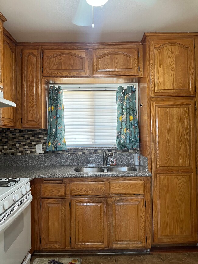 Foto del edificio - 330 S Virginia Ave