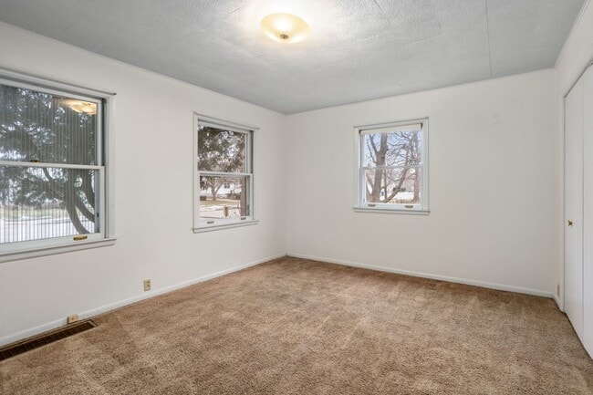 Building Photo - 4 Bedroom Oshkosh House