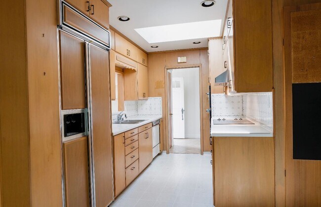 Foto del edificio - Charming spacious home, convenient locatio...