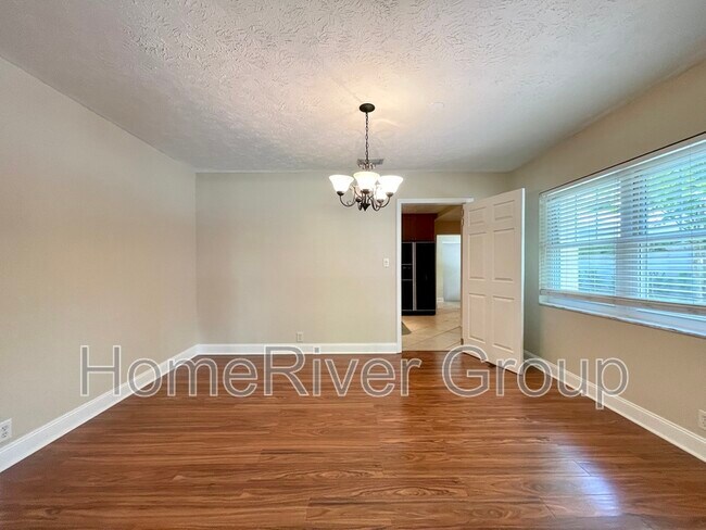 Foto del edificio - 2105 W Country Club Dr