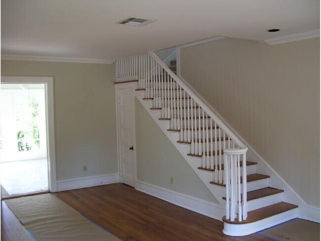 Foto del edificio - Large 4 Bedroom house with parking in North Campus