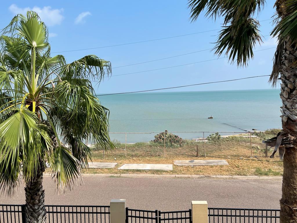 Primary Photo - 118 N Shore Dr