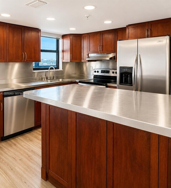 Foto del edificio - 555 NE 30th St