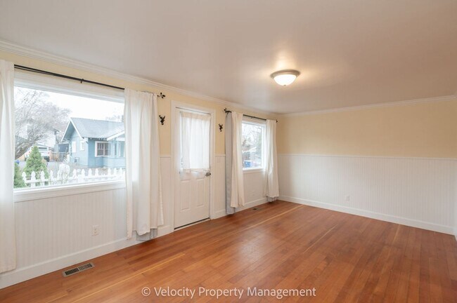 Building Photo - Charming Westside Cottage