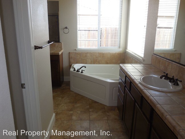 Building Photo - 752 Rivercrest Pky