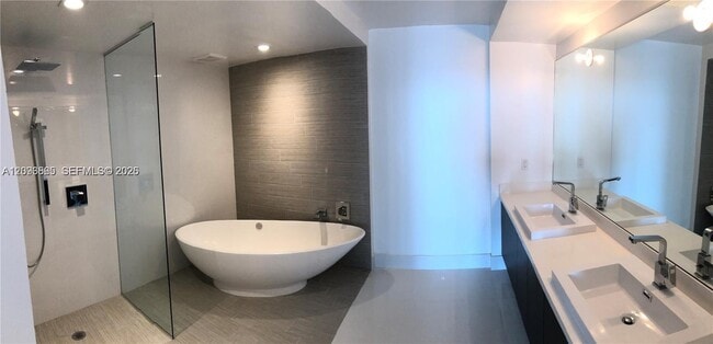 Foto del edificio - 300 Sunny Isles Blvd