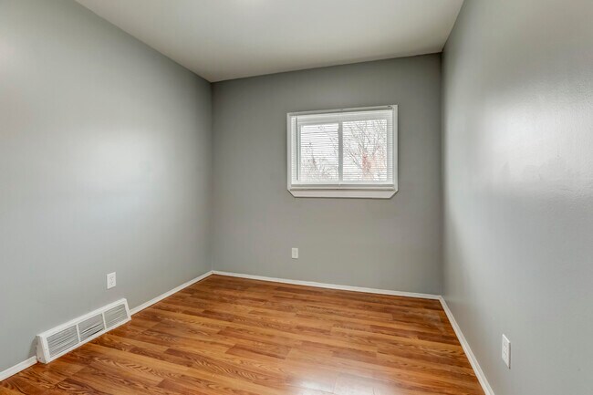 Foto del edificio - 7228 Chalmers Ave