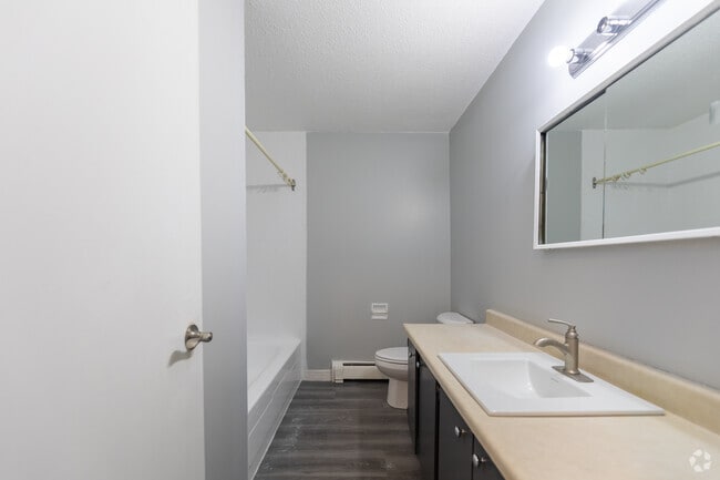 1BR, 1BA - Bathroom - 60 River Rd E