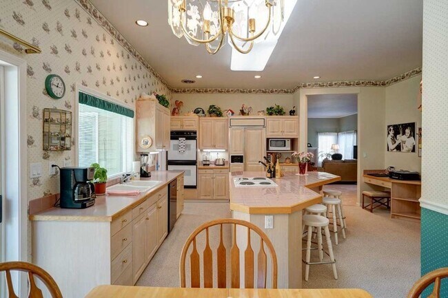 Foto del edificio - A Must See Spacious Home Located in NW Cor...