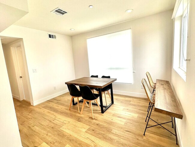 Foto del edificio - 1543 W 37th Pl