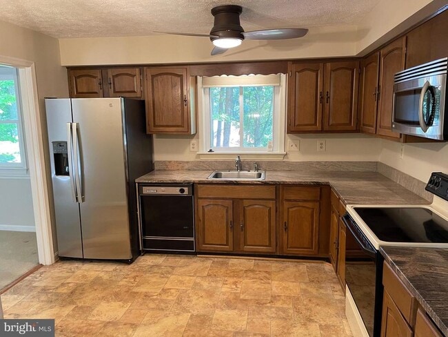Building Photo - 4185 Waterway Dr