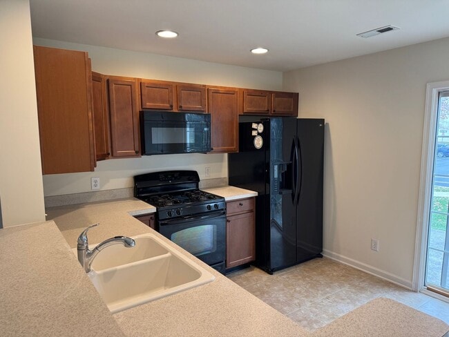 Foto del edificio - Upper Macungie 2 Bedroom 1.5 Bath end unit townhome for rent $1875/month