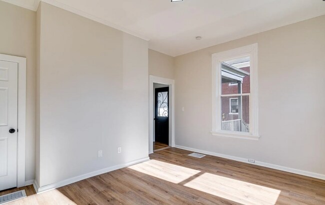 Foto del edificio - Stylish 3-Bed Home with Private Patio, Basement & Off-Street Parking in Cincinnati