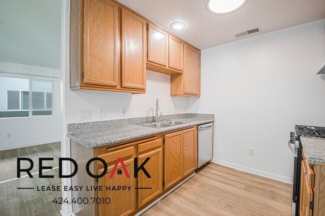 Building Photo - 326 S Westlake Ave