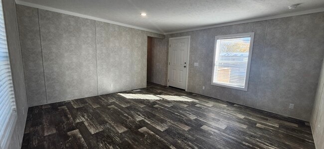 Building Photo - 5425 Valley Dr