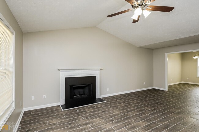 Building Photo - 420 Foxdale Rd