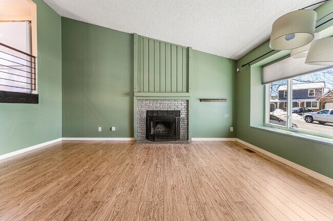 Foto del edificio - Beautiful 3 Bed, 2 Bath Home in Aurora with Backyard and Deck!