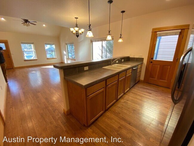 Building Photo - 3 br, 2.5 bath House - 324 W. Washington Ave.