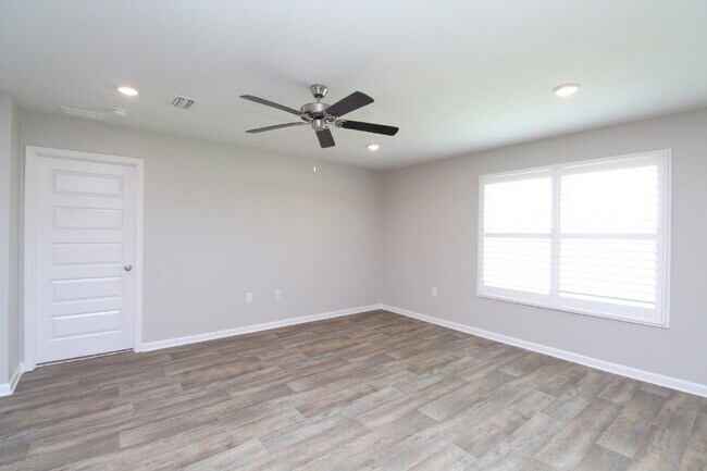 Foto del edificio - 4BR/2BA Brick Home with Open Floor Plan, Solar Panels & 2-Car Garage in Lakeshore Preserve