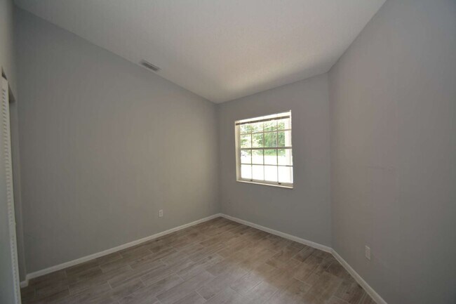Foto del edificio - Private Fenced Yard, Luxury vinyl flooring