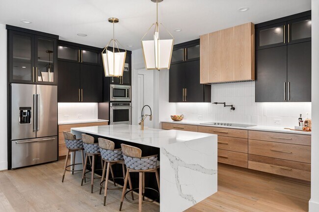 Foto del edificio - Custom 5 bedroom, 5 bathroom home with Woo...