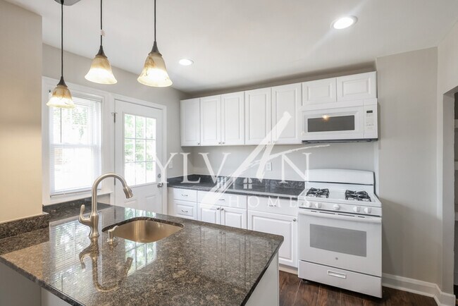 Building Photo - Come view this townhome with backyard and ...