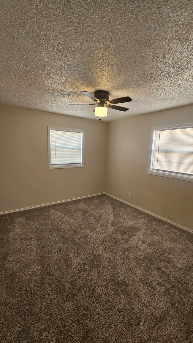 Building Photo - 1006 S Plains Park Dr