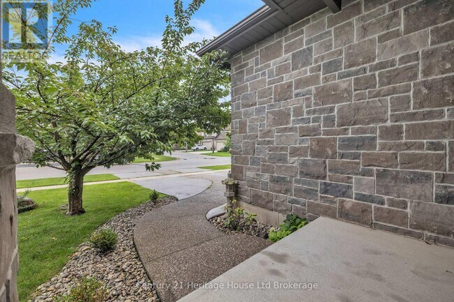 Photo du bâtiment - 472 Fairway Rd