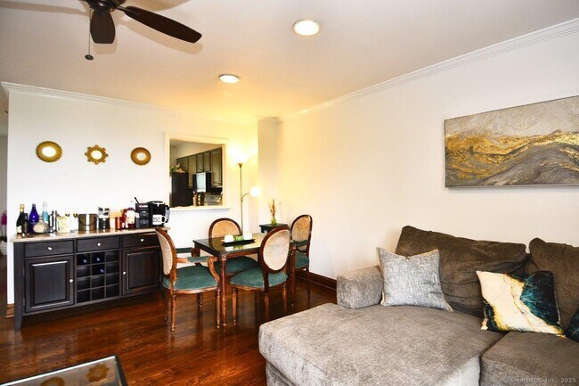Foto del edificio - 178 Flax Hill Rd