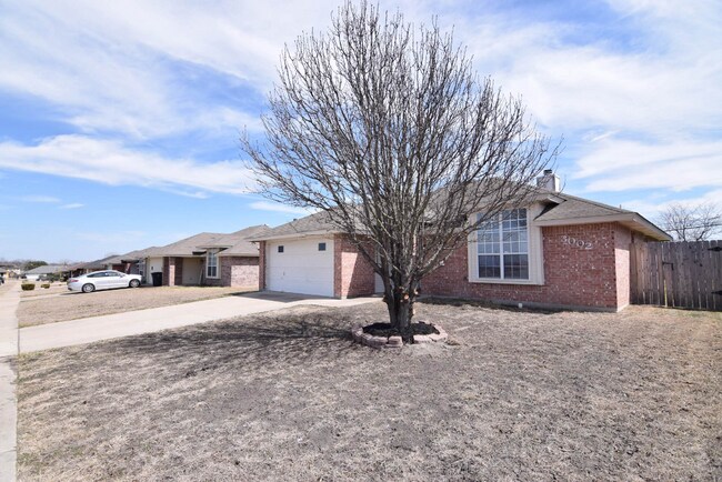 Building Photo - 3002 Southhill Dr
