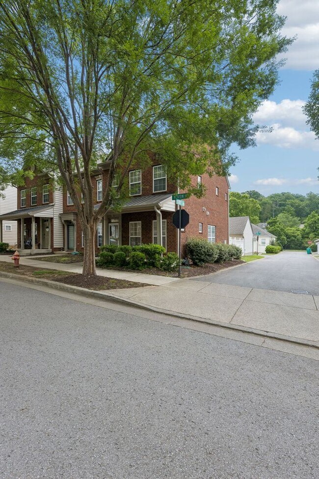 Building Photo - Beautifully maintained 3-bedroom, 2-bath townhome in Nashville’s highly desirable Lennox Village