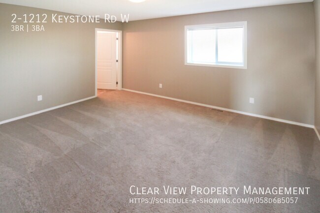 Photo du bâtiment - ? Triple Master Suite condo with garage in...