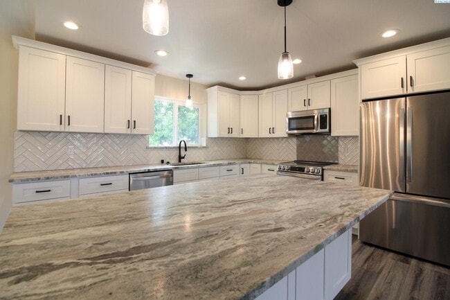 Foto del edificio - 5 Bed/3 Bath House in Kennewick Canyon Lakes
