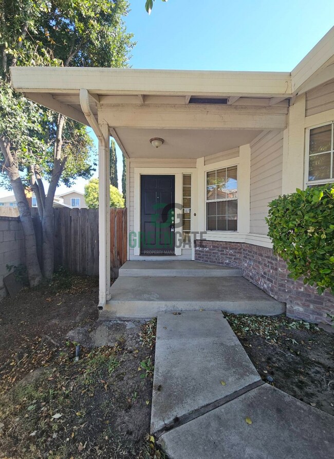 Foto del edificio - NOW AVAILABLE! Make this spacious 3 bedroo...