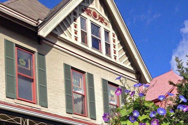 Foto del edificio - 827 N. Highland Ave.