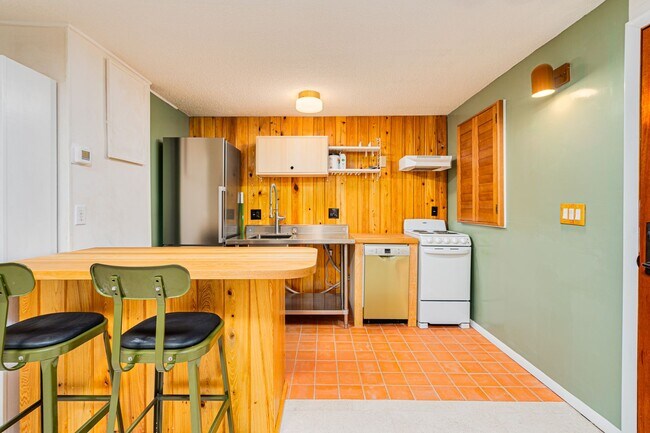 Building Photo - Beachside Duplex in Flagler Beach