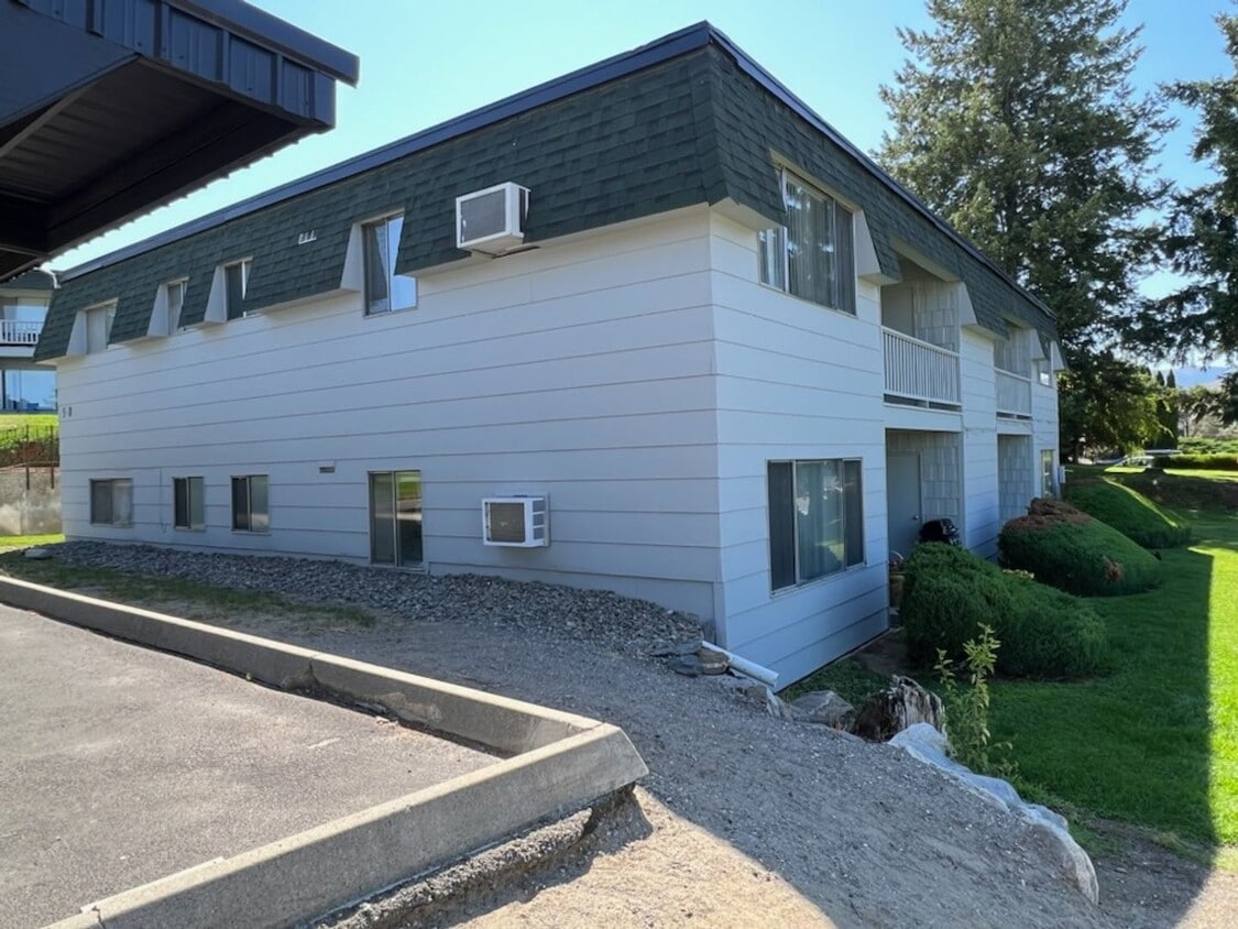 Building Photo - Spacious Pet-friendly, 2 bed, 1.5 bath, a/...