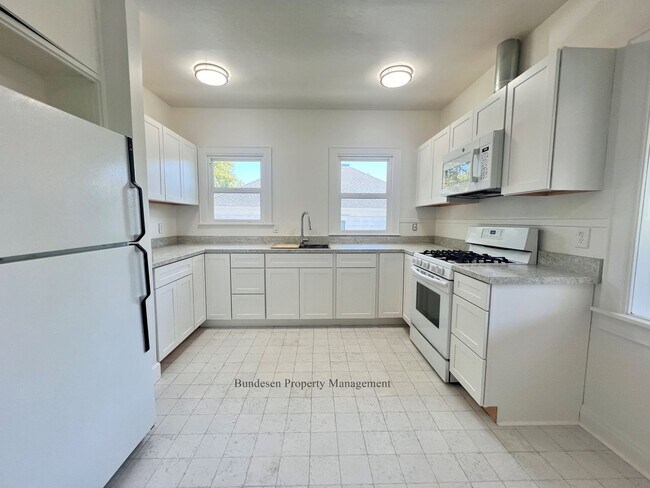 Building Photo - Stunning remodeled 3 bedroom