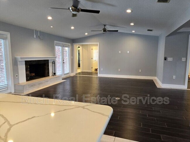Foto del edificio - 515 Hollow Ridge Rd
